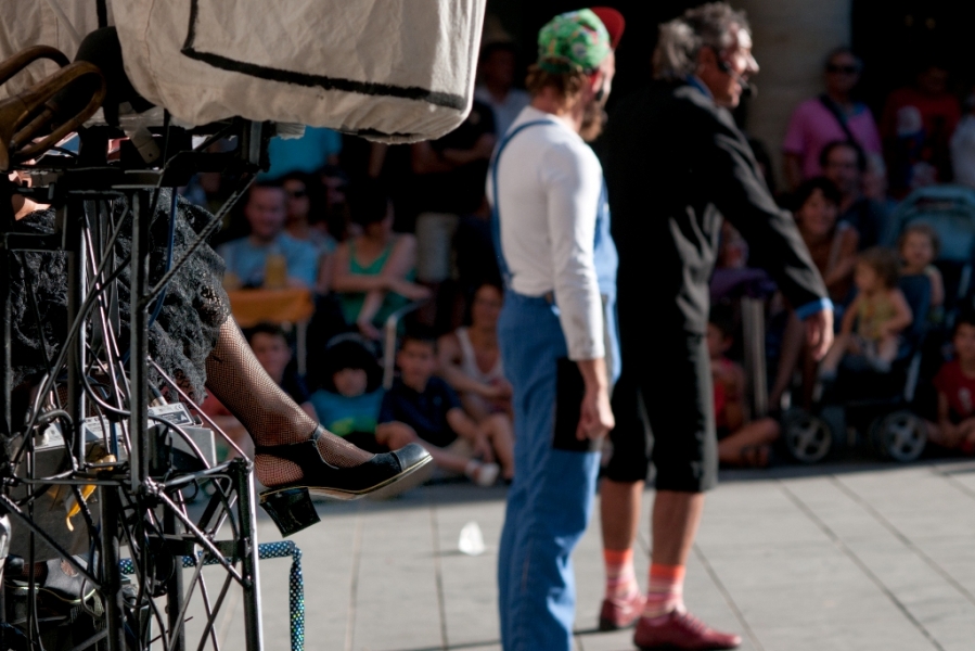 Click Clowns. Taller ambulante de inventos al instante. Sábado 6 de julio. Plaza Mayor.  Foto de Eduardo Lecina.